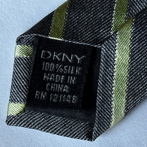 DKNY Silk Tie Gray with Kiwi Stripes 61"L x 3.25"W - Picture 6 of 7